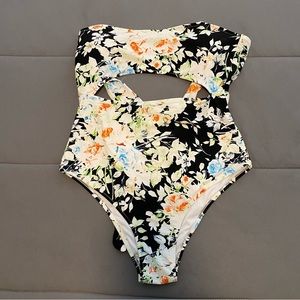 Cupshe Sweetheart Strapless Swimsuit